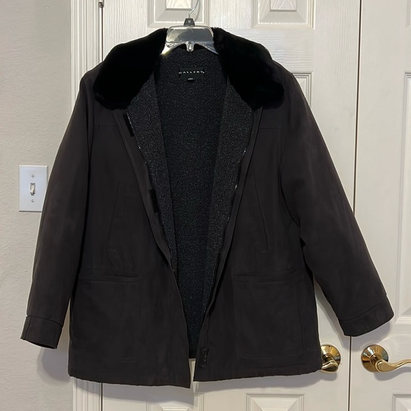 Black lined coat with faux fur collar - Picture 1 of 7